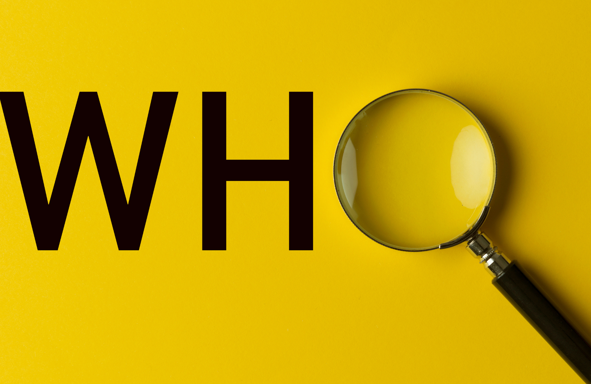 Lente d'ingrandimento sulla parola 'WHO', simbolo di ricerca e scoperta, su sfondo giallo.